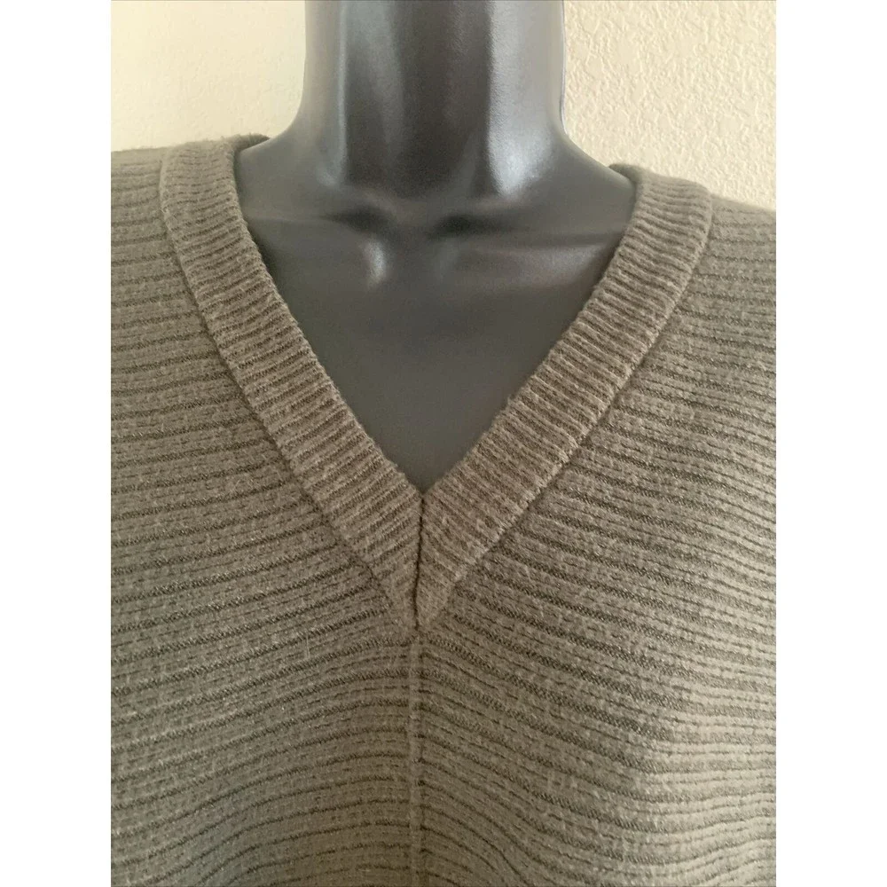 Adrianna Papell Sweater Size M Lightweight Pullover Olive Green Boxy V-Neck